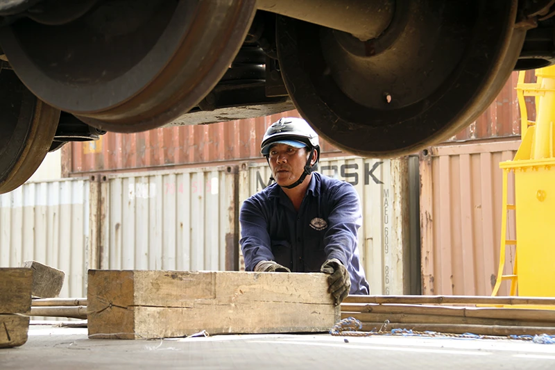 Cần cẩu di chuyển toa tàu hàng chục tấn sau sự cố sập cầu Ghềnh ảnh 12